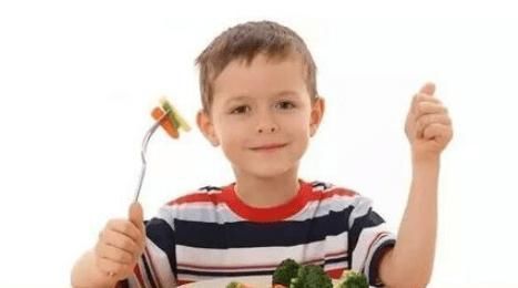 男孩儿|吃货宝宝半夜跑厨房偷吃,被妈妈逮到还一脸淡定,惯犯无疑了