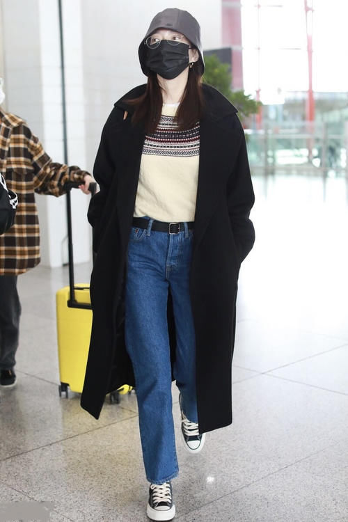 黑色大衣怎么穿美？搭阔腿裤大气优雅，配运动裤舒适有型，都好看