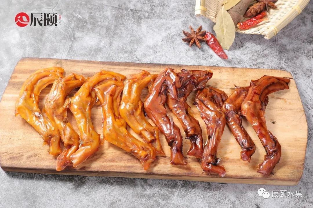 辰颐物语:温州草本卤鸭掌,低脂肪,肉质脆爽劲道,入味三分