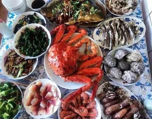 实拍15个普通家庭的年夜饭，比比谁家的年味最浓