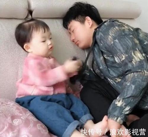 妈妈|爸爸假装被臭袜子熏晕,女儿闻过后也晕了,结果让妈妈忍不住笑喷