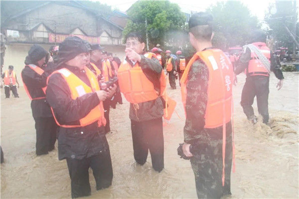 群众|顶风冒雨只为群众生命财产安全 湖北随州公安民警战汛瞬间