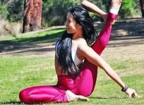 屈肘|长期坚持瑜伽的女人，她们有什么不一样？不光是体态，更多是气质