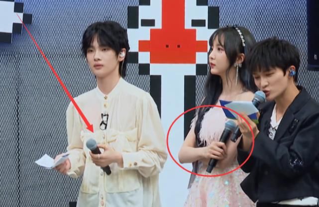 周震南背着周深,和郑乃馨“秘密互动”,这个画面让人直呼嗑疯了