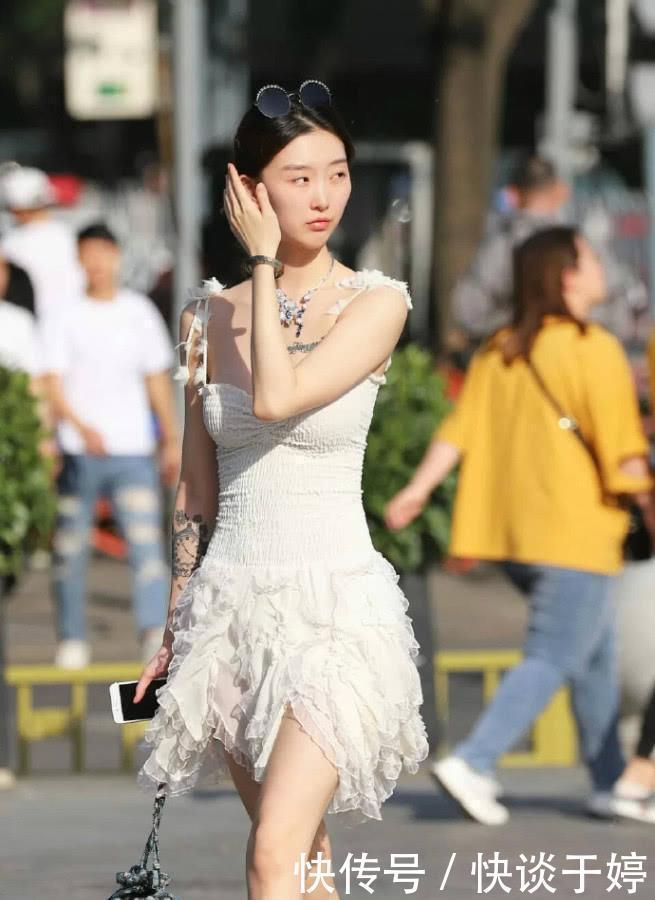 经典白沙裙配墨镜“挂头”完美公主风让人自信又美丽