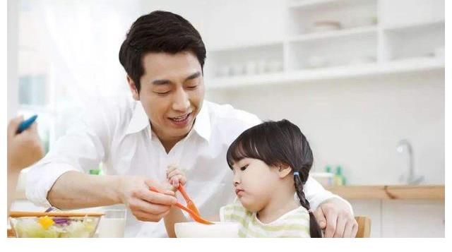 应采儿回怼朱丹获网友点赞：饭桌上藏着孩子的教养，家长别不重视