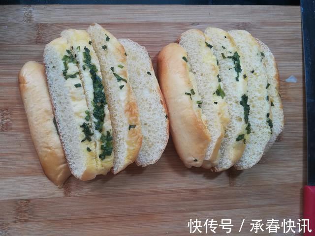 芝士香葱面包迷你披萨,食材简单味道绝佳,一点都不费劲