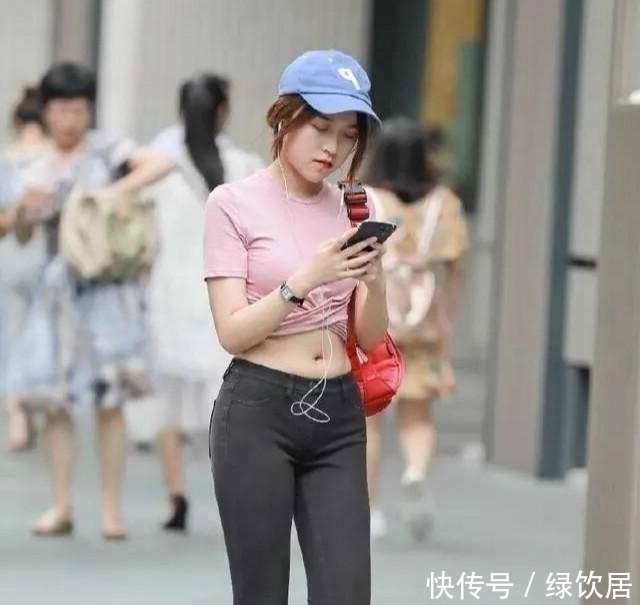 街拍牛仔裤的小美女，小肚腩有些许尴尬