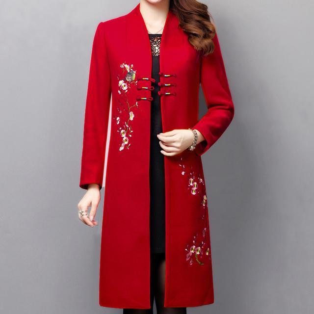 风衣|中国风外套+旗袍式连衣裙,这样穿实在太美,到哪里都是焦点