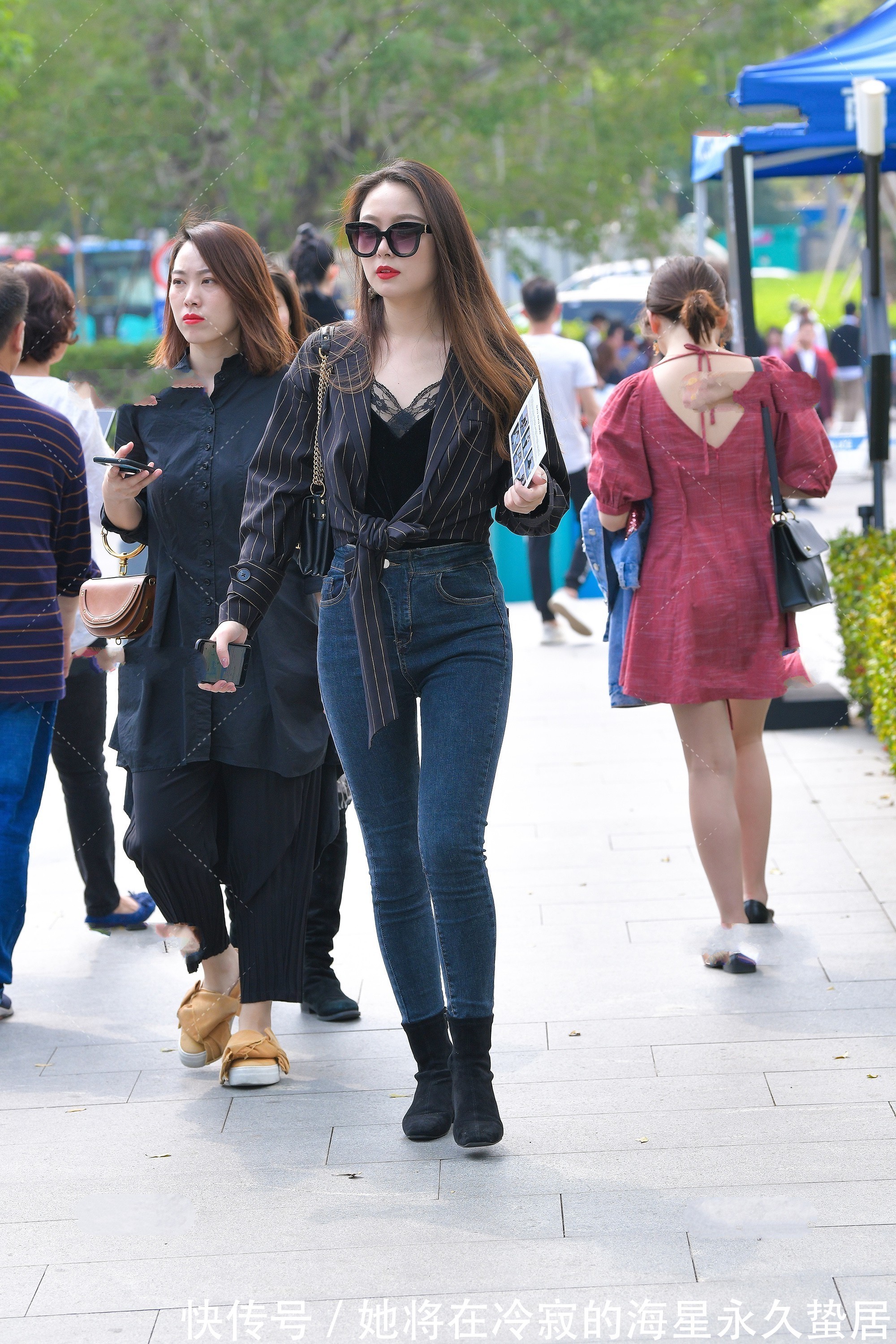 街拍|美女街拍:背心可以单穿,还可以搭配衬衫来穿,简单还好看