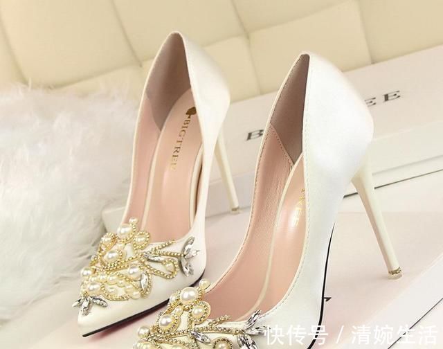 显高鞋 矮个子不一定非要穿高跟鞋,今年流行这3双显高鞋,不累脚还时髦