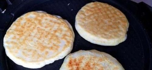 电饼铛烙饼总发硬?原来错在这!厨娘教你1招,放7天不硬还好吃