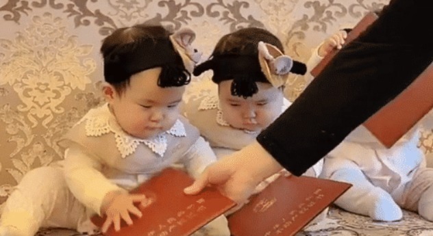 女儿|老爸为三胞胎女儿在线发“嫁妆”火了,坐在中间的孩子已经急了