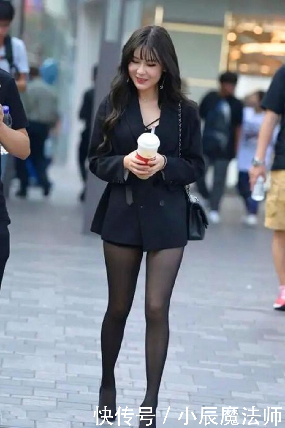 显得|路人街拍,姐妹选择白色一字肩,显得人很精致