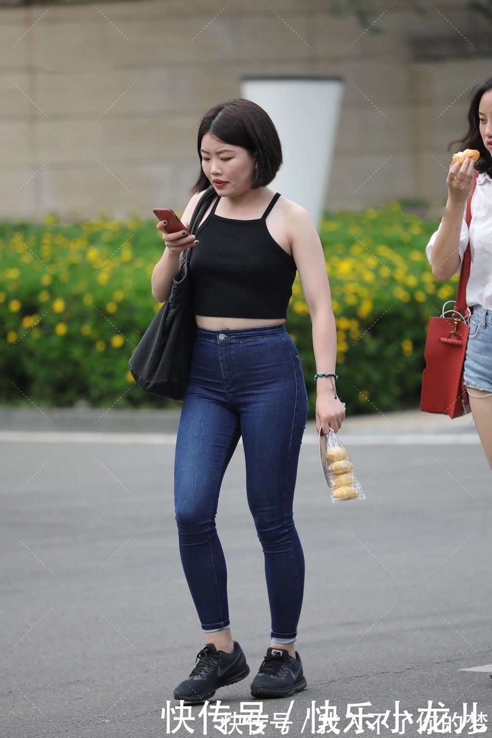 时尚|短发女生配深色系穿搭又酷又飒,学会同色系搭配法,你也能变时尚