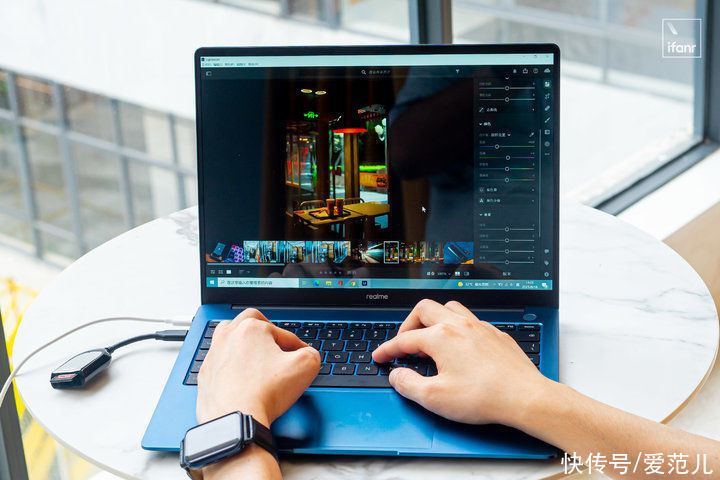 手机充电|realme 的首款笔记本电脑，大屏幕也要「敢越级」