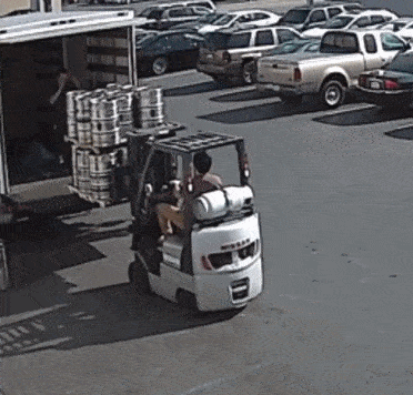 |搞笑GIF:哥们,你还真是土豪,用茅台酒喂螃蟹