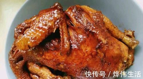 整只鸡放电饭锅里焖,不加水不放油,出锅比烤鸡还香,太诱人了