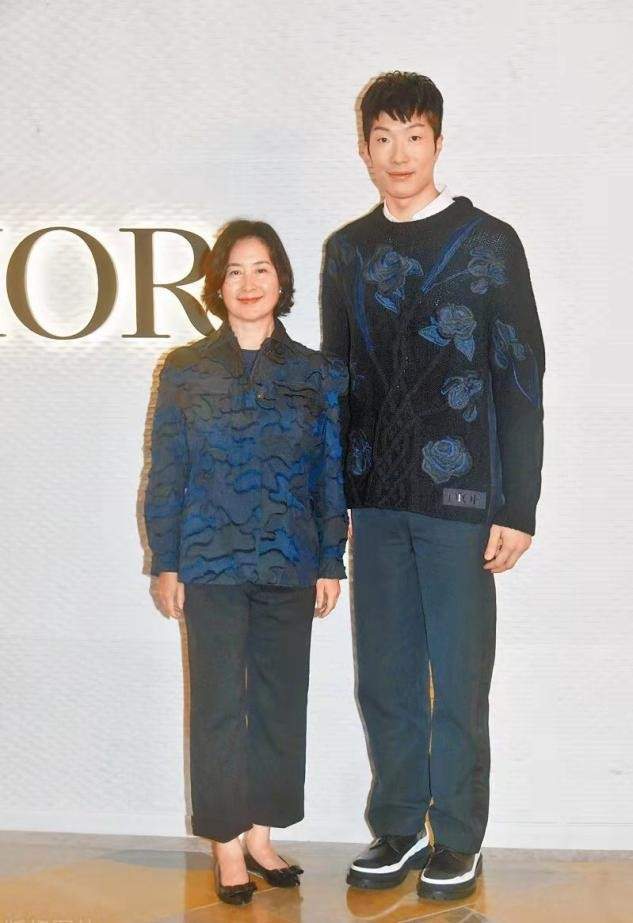 高级感|何超琼参加富婆宴会,土味花外套穿出高级感,同框小鲜肉笑容满脸