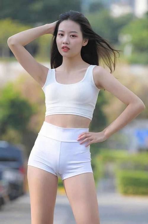 蜂腰 瑜伽裤”美女,气质甜美尽显蜂腰细腿,轻松诠释性感