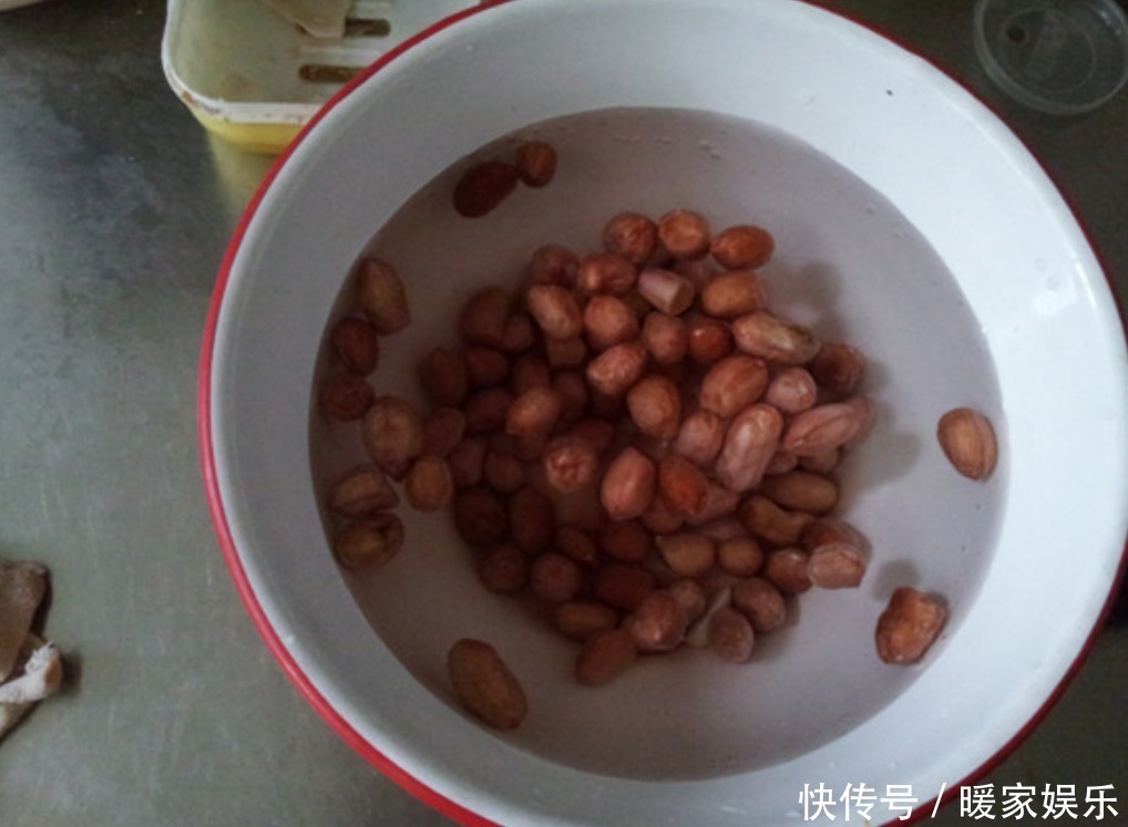 入味|煮花生米别再傻傻加水，只需加一瓶“饮料”，花生入味还贼香！