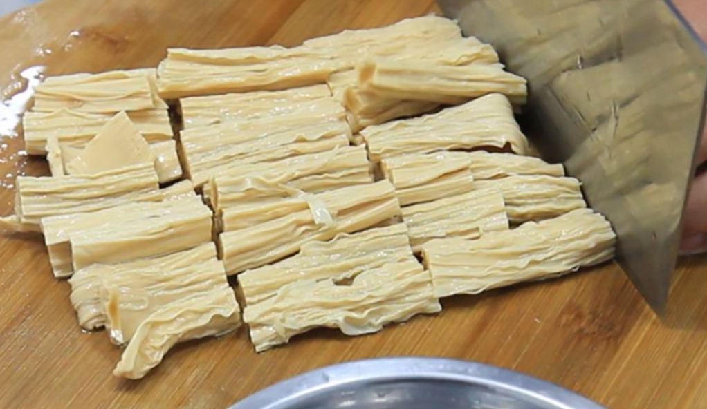 清炒腐竹有窍门，学会这个做法，腐竹劲道无硬芯，清淡不油腻