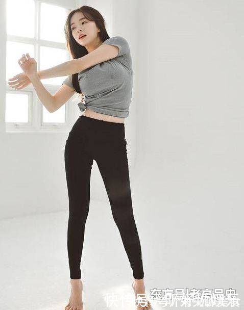 百搭 紧身打底裤精致搭配的美女,身材曼妙,非常吸引眼球