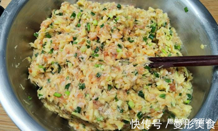 水调面|三伏天，遇到此菜别手软，比芹菜营养，比韭菜鲜，包饺子吃特香