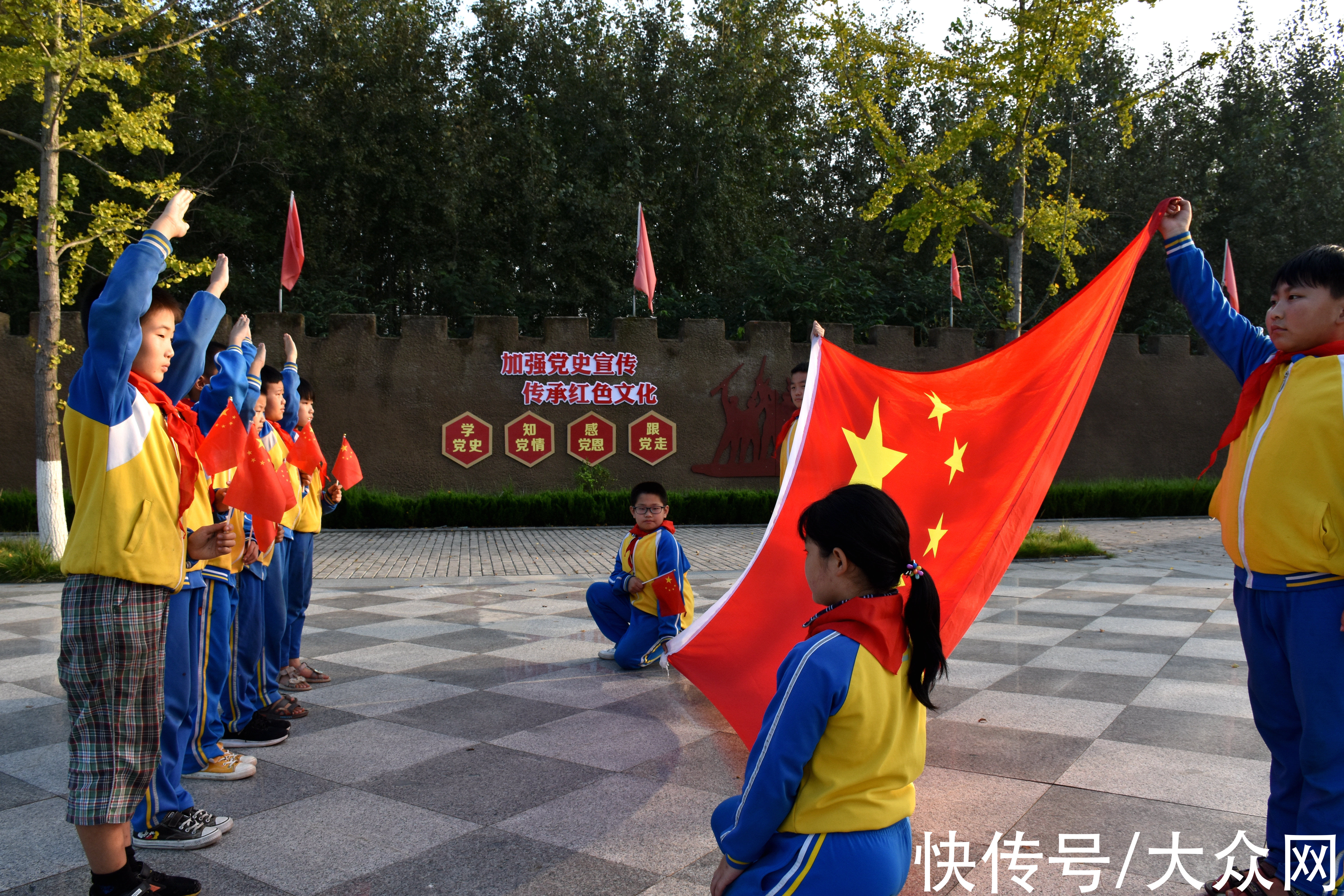 浙江日报|我跟国旗合张影合集丨我向国旗敬个礼