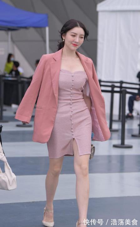 西装外套|职业女性穿连衣裙，搭配西装外套，美观大方又不失女性风韵