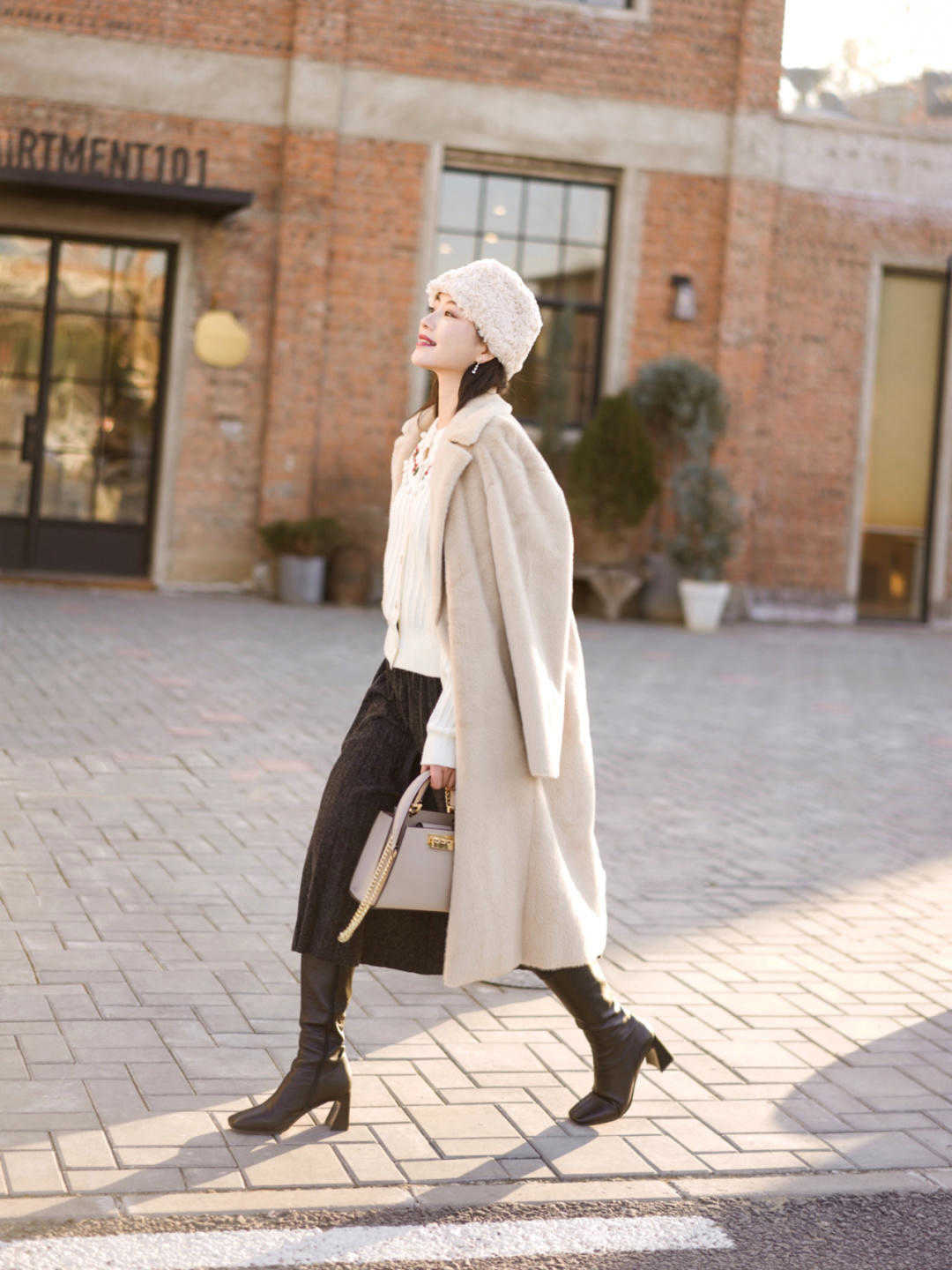 氛围感|圣诞装备可不止有红绿配,跟着博主这样穿,美得高级又与众不同