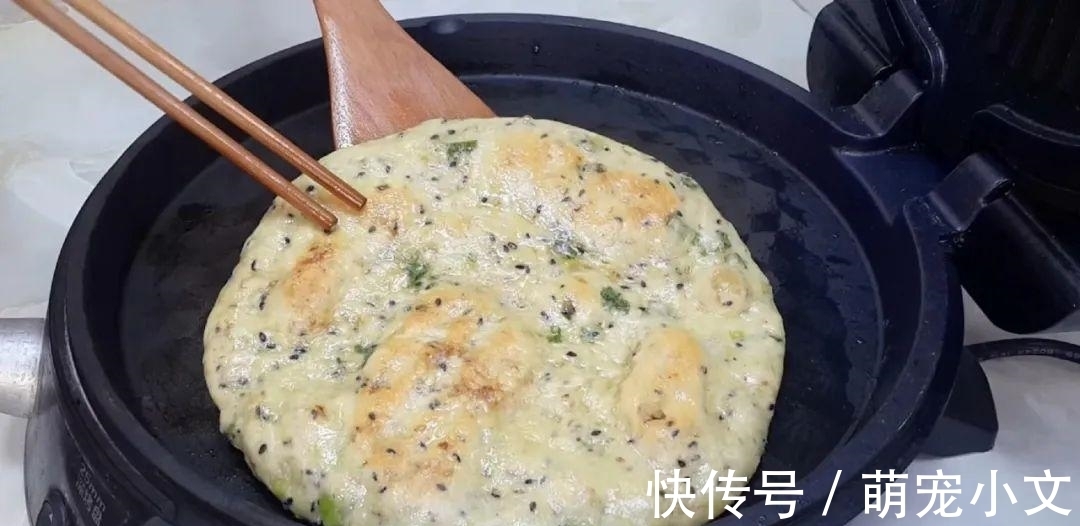 芝麻鸡蛋这样做，撒1把葱花，比鸡蛋饼都好吃，出锅孩子抢着吃