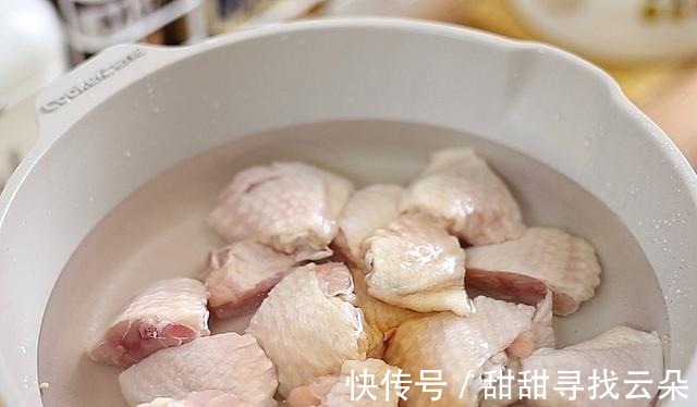 豆腐和鸡翅的奇妙搭配,味道香得不得了,好吃又下饭,你们也试试!