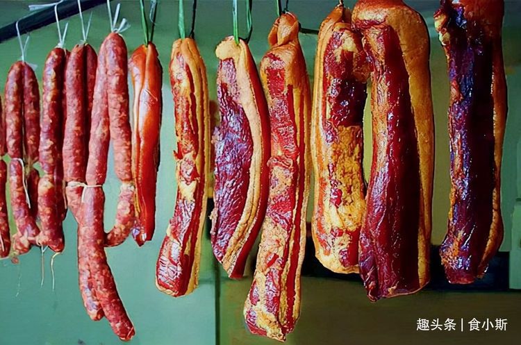 腌腊肉时,10斤猪肉放多少盐?记住5大技巧,口感鲜香,不霉不坏