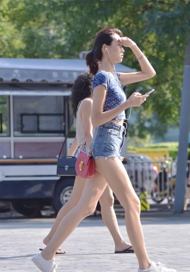身材|穿着牛仔短裤的姑娘,她们很年轻,也相信自己有着长腿