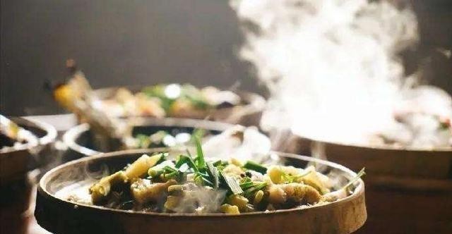 讲究|老话“菜不摆三,筷不成五,席不坐六”,这些饭桌规矩有啥讲究?