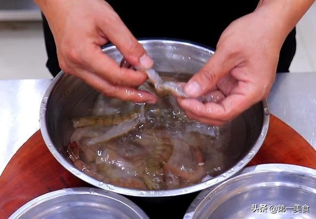 蒜蓉开边虾|蒜蓉开边虾，掌握好料汁比例，蒜香浓郁不辣口，比饭店的还好吃
