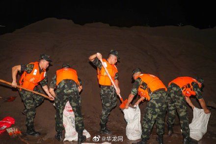 武警|重庆涪陵突发强降雨武警连夜转移数十名受灾群众