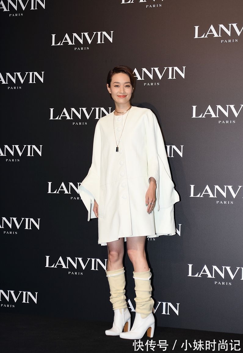 斗篷|马伊琍终于换风格了,穿白色斗篷连衣裙配袜靴,气场很难被超越