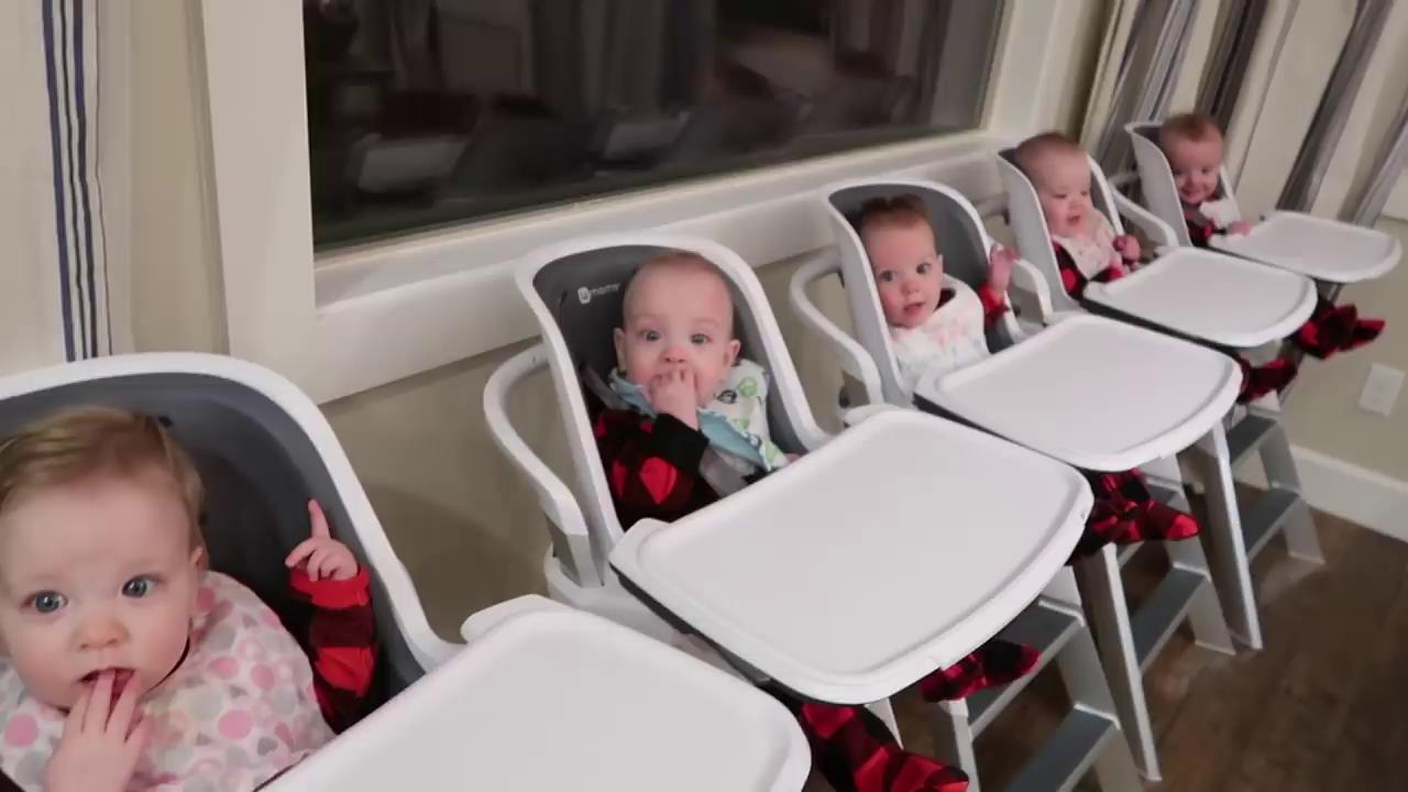 客厅|5胞胎在客厅等妈妈给自己冲奶粉,一个个张望的小脑袋,太可爱