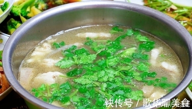 娘家|在娘家聚餐，弟媳妇做了一大桌子菜招待，样样都好吃，亲友全点赞