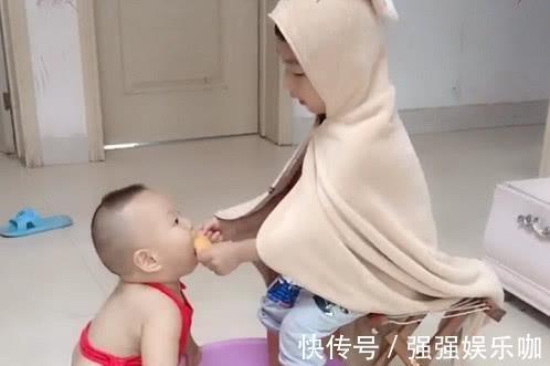 宝宝|“红肚兜宝宝”伺候哥哥洗脚走红,这大概是全网混得最差的二胎了