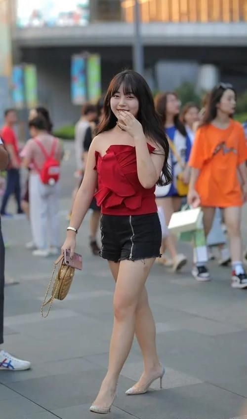 下半身 时尚短裤搭配红色上衣,舒适方便,穿上去性感好看