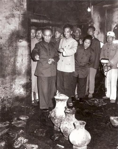 郭沫若|64年前定陵发掘旧照：郭沫若亲自指导，代价惨痛，图6是万历龙袍