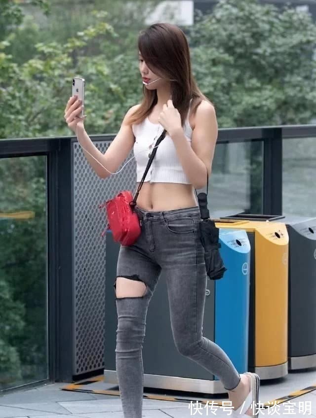 小腹 白色针织短款小衫,露出的平坦小腹,也是十分吸引眼球