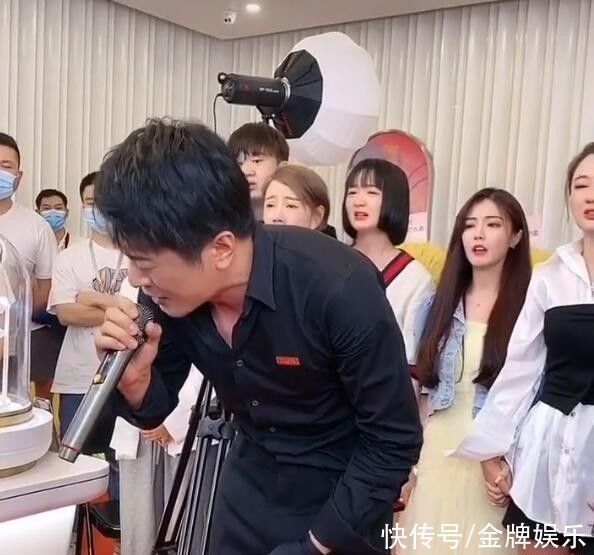 再次上演煽情戏码!辛巴带领众多主播,在直播间里流泪唱歌