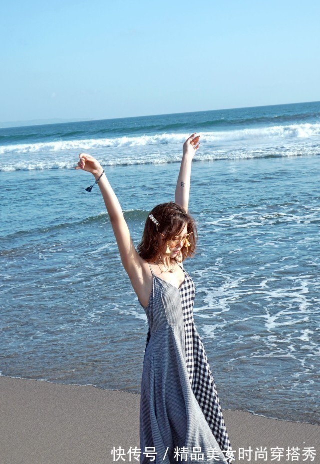 旅游|一款仙气飘飘的旅游海滩度假连衣裙，让你留住永不消失的风采