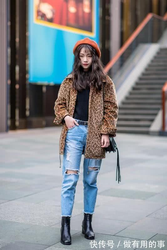 小姐姐|街拍:一起逛街的短发美女,分别穿白色的纱裙与蓝色牛仔裙,美动减龄