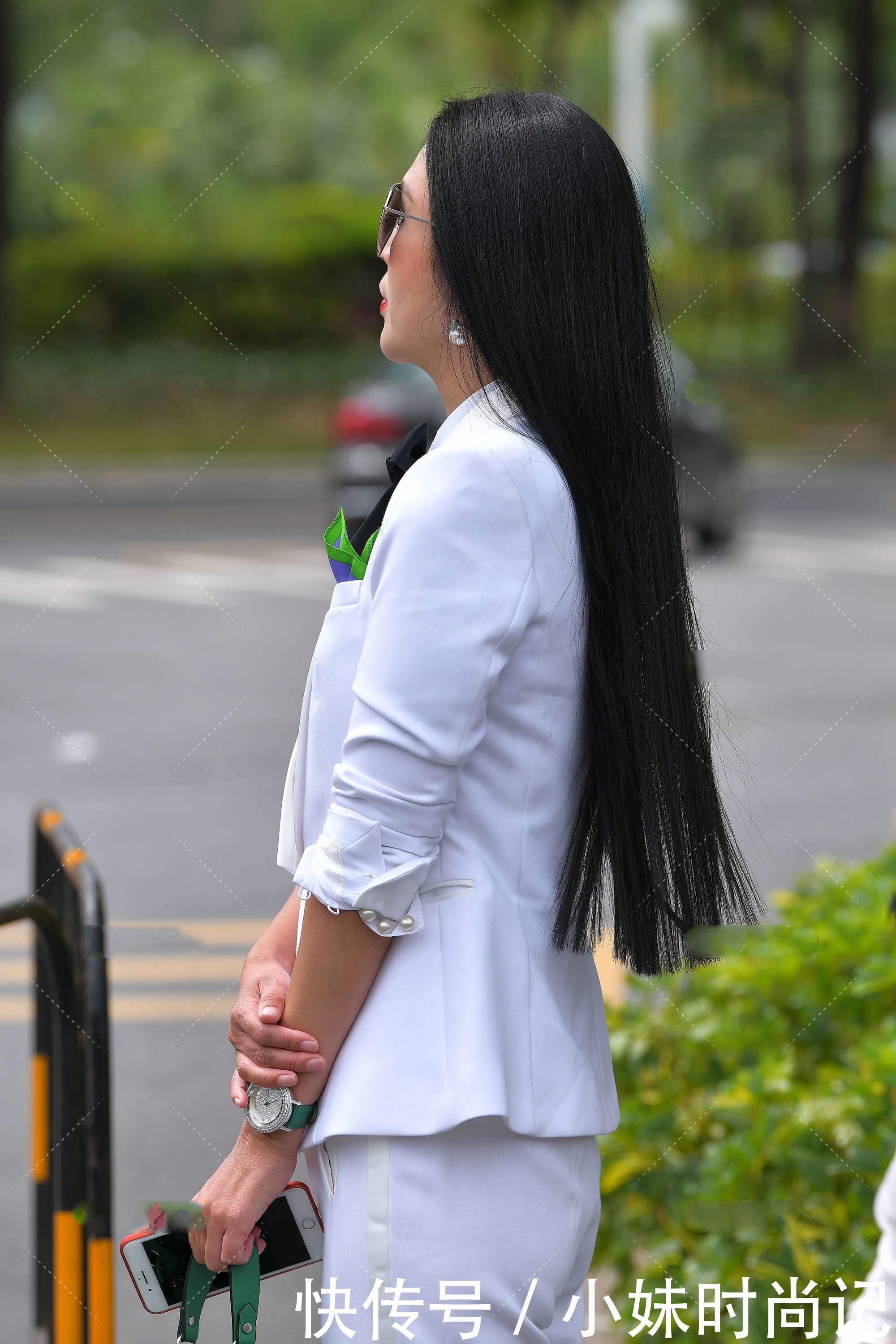 街拍：白色西装很休闲, 搭配黑色墨镜也能穿出帅气范儿