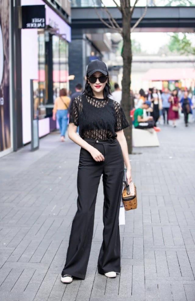 街拍|街拍:大红色上衣搭配阔腿牛仔裤,清爽又活力